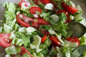 Cartofi noi, cu salata asortata de vara