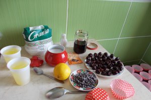 Desert briose cu visine si pepite de ciocolata