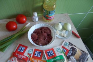 Ficatei de pui, cu rosii, ceapa si usturoi