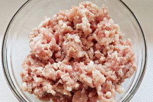 Tagliatele cu sos de rosii si chiftele invelite in cascaval