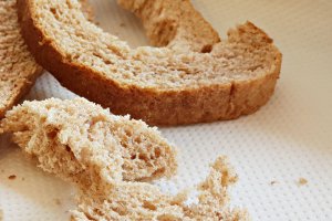Tagliatele cu sos de rosii si chiftele invelite in cascaval