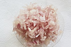 Tagliatele cu sos de rosii si chiftele invelite in cascaval