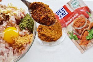 Tagliatele cu sos de rosii si chiftele invelite in cascaval