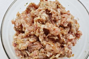 Tagliatele cu sos de rosii si chiftele invelite in cascaval