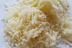 Tagliatele cu sos de rosii si chiftele invelite in cascaval