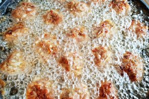Tagliatele cu sos de rosii si chiftele invelite in cascaval