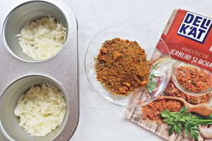 Tagliatele cu sos de rosii si chiftele invelite in cascaval