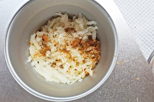 Tagliatele cu sos de rosii si chiftele invelite in cascaval