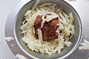 Tagliatele cu sos de rosii si chiftele invelite in cascaval