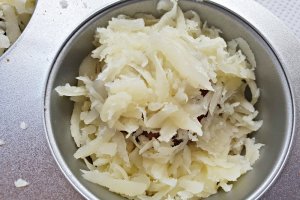 Tagliatele cu sos de rosii si chiftele invelite in cascaval