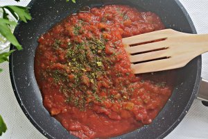 Tagliatele cu sos de rosii si chiftele invelite in cascaval