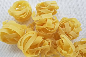 Tagliatele cu sos de rosii si chiftele invelite in cascaval