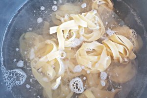 Tagliatele cu sos de rosii si chiftele invelite in cascaval