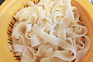 Tagliatele cu sos de rosii si chiftele invelite in cascaval