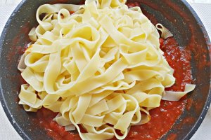 Tagliatele cu sos de rosii si chiftele invelite in cascaval