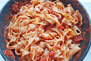Tagliatele cu sos de rosii si chiftele invelite in cascaval