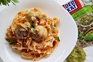 Tagliatele cu sos de rosii si chiftele invelite in cascaval