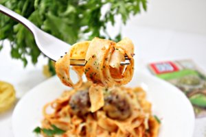 Tagliatele cu sos de rosii si chiftele invelite in cascaval