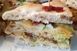 Sandwich Club cu avocado si sardine