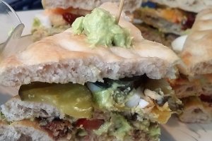 Sandwich Club cu avocado si sardine