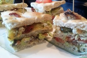 Sandwich Club cu avocado si sardine