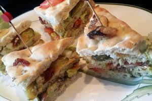 Sandwich Club cu avocado si sardine