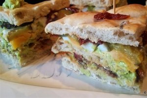 Sandwich Club cu avocado si sardine