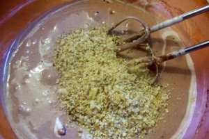 Tort cu mousse de ciocolata si nuci