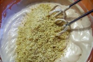 Tort cu mousse de ciocolata si nuci