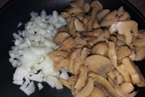 Chiftelute de pui cu dovlecel si sos cu ciuperci