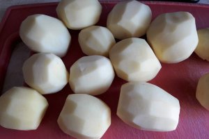 Cartofi noi, cu afumatura, la cuptor