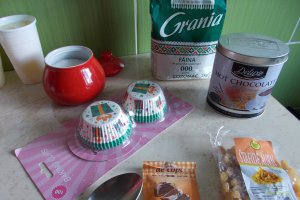 Desert briose cu cacao, nuci si stafide