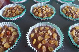 Desert briose cu cacao, nuci si stafide