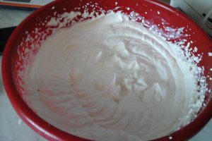 Desert cheescake de capsuni si jeleu de visine