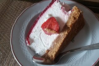 Desert cheescake de capsuni si jeleu de visine