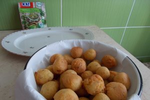 Bulete din cascaval, cas sarat si ierburi italiene