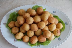 Bulete din cascaval, cas sarat si ierburi italiene