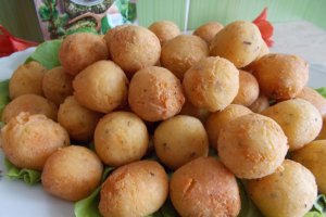 Bulete din cascaval, cas sarat si ierburi italiene