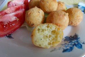 Bulete din cascaval, cas sarat si ierburi italiene