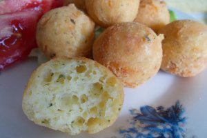 Bulete din cascaval, cas sarat si ierburi italiene