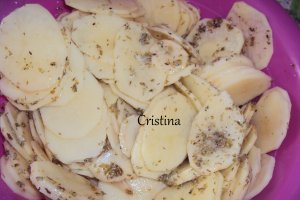 Gratin de cartofi cu ierburi aromate