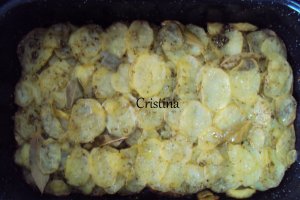Gratin de cartofi cu ierburi aromate