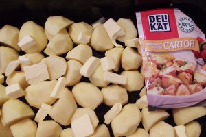 Friptura de porc si cartofi cu unt la cuptor, servite cu sos de usturoi si rosii