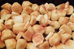Friptura de porc si cartofi cu unt la cuptor, servite cu sos de usturoi si rosii