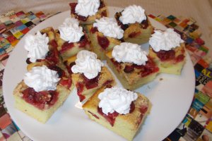 Desert prajitura de post cu visine si frisca vegetala