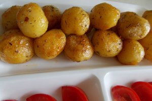 Cartofi noi aromatizați, la cuptor