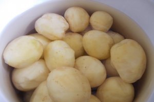 Cartofi noi aromatizați, la cuptor