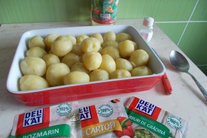 Cartofi noi aromatizați, la cuptor
