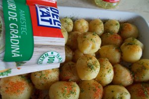 Cartofi noi aromatizați, la cuptor