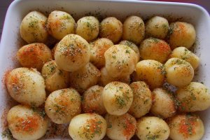 Cartofi noi aromatizați, la cuptor